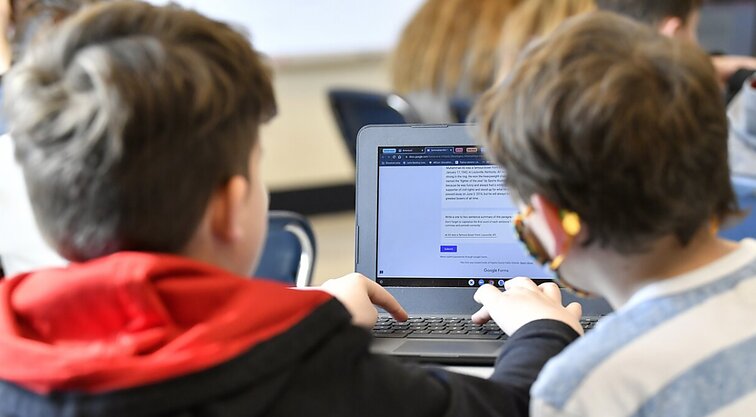 Pedagogė apie dirbtinį intelektą mokyklose: technologijos žengia taip, kad spėliodamas, kas atliko darbą, mokytojas gali pralaimėti