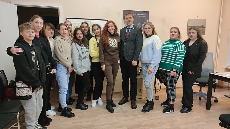 Ačiū, Lietuva, або Як українці вивчають литовську. Викладач литовської, волонтер, скульптор, член правління Українського Дому у Литві Петро Пирогов. З делегацією Острозької академії в Українському Домі Ačiū, Lietuva, або Як українці вивчають литовську. Викладач литовської, волонтер, скульптор, член правління Українського Дому у Литві Петро Пирогов. З делегацією Острозької академії в Українському Домі
