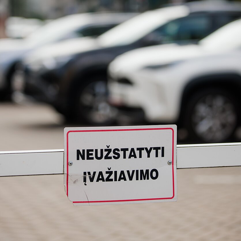 J. Stacevičiaus / LRT nuotr., Radijo byla. Konfliktai dėl vietos automobiliui daugiabučių kiemuose: pataria teisininkas