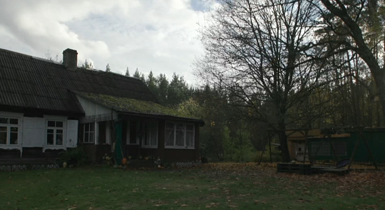 Kairėnuose tarp šimtamečių medžių pūpso stebuklinga raganų trobelė: kviečia vaikus edukaciniams susitikimams