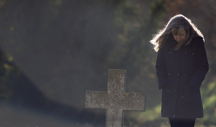 Psichologė apie gedulą ir apie tai, kaip susitaikyti: mintis, kad gedulas tęsiasi tik pirmomis dienomis, – didžioji iliuija