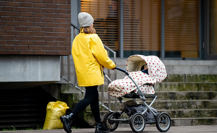 Lietuva kalba. „Jaunos moterys supratimą apie šeimą perėmė iš mūsų“: kaip Lietuvoje spręsti gimstamumo problemą?