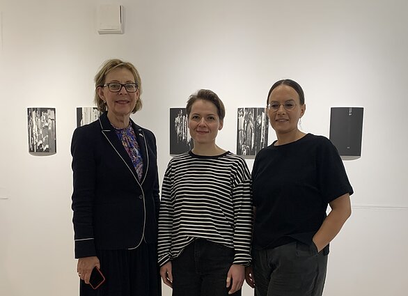 Birgitta Jacobsson Ekblom, Elena Grudzinskaitė ir Jurga Minčinauskienė parodos „Mono-tik” atidaryme Birgitta Jacobsson Ekblom, Elena Grudzinskaitė ir Jurga Minčinauskienė parodos „Mono-tik” atidaryme