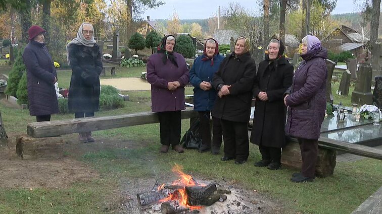 „Visi su bendra malda šylam“: senosiose Margionių kapinaitėse tęsiama Vėlinių laužo tradicija