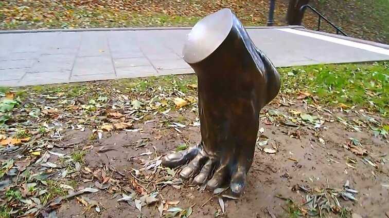 Naujas Kauno akcentas – mitinės būtybės pėdų skulptūra: kodėl ji vertinama dviprasmiškai?