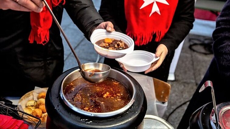 Prasidedanti „Maltiečių sriubos“ akcija 18-ąjį kartą kviečia padėti skurdžiai gyvenantiems senoliams