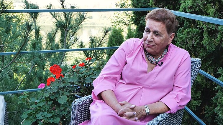 Loreta prie automobilio vairo sėdo sulaukusi 70-ies: apie vairavimo pamokas vyrui nieko nesakiau