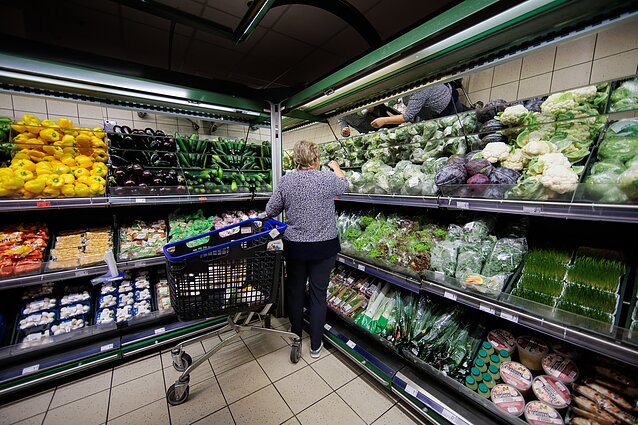 Vaisiai ir daržovės parduotuvėje