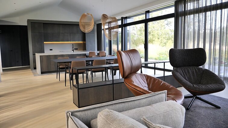 Būsto interjerą lėmė meilė gamtai: erdvėse vyrauja nuosaikumas, minimalizmas ir tvarumo idėjos