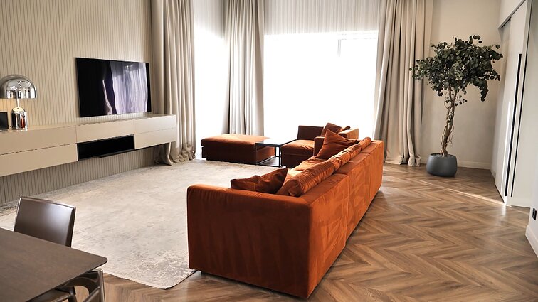 Namai, kuriuose pasijaučia erdvės platumos: tam pasitarnavo virtuvę atskiriančios slankiojančios durys