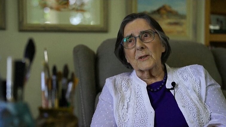 94-erių menininkė aštuonis dešimtmečius nesiskiria su teptuku: sveikata nebe ta, bet didžiajai gyvenimo aistrai netrukdo