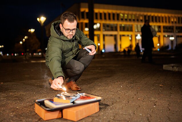Tomas Vytautas Raskevičius protestuodamas prie Seimo sudegino tris knygas