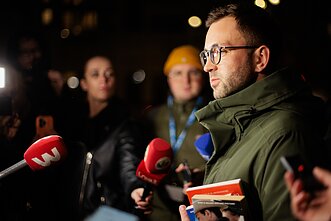 Tomas Vytautas Raskevičius protestuodamas prie Seimo sudegino tris knygas