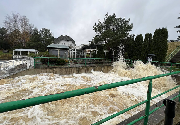 Kretingoje paskelbta ekstremali padėtis: dėl itin didelio lietaus vandens kiekio į Tenžės upę leidžiamos nevalytos kretingiškių nuotekos