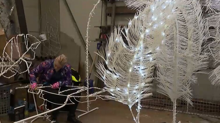 Kauno rajono dirbtuvėse jau gimsta šių metų kalėdiniai papuošimai: eglės pažiba – plunksnos