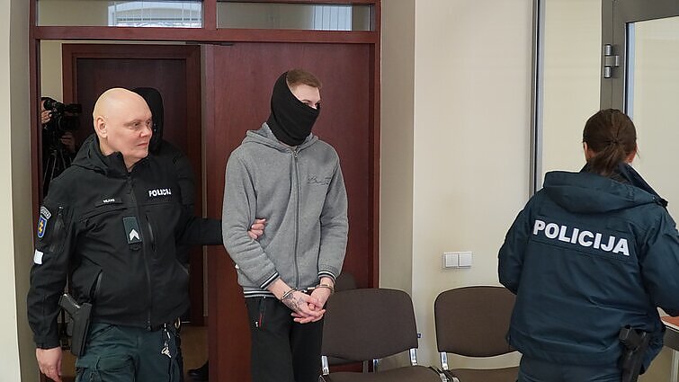 Žinios. 15-metę nužudę, o vėliau ją į kilimą susukę ir prie konteinerio numetę jaunuoliai griežčiausių bausmių išvengė