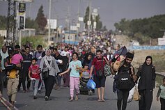 Izraeliui vis labiau veržiant gniaužtus aplink Gazos miestą, iš jo bėga tūkstančiai gyventojų