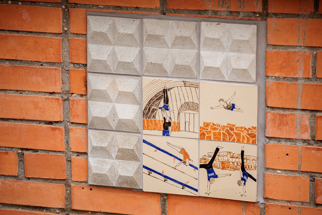 „Urban stories Visaginas“ iniciatyva – keraminės plytelės, ant kurių vaizduojami svarbūs miesto istorijos momentai. Tokių plytelių galima aptikti šalia Visagino sporto centro „Urban stories Visaginas“ iniciatyva – keraminės plytelės, ant kurių vaizduojami svarbūs miesto istorijos momentai. Tokių plytelių galima aptikti šalia Visagino sporto centro
