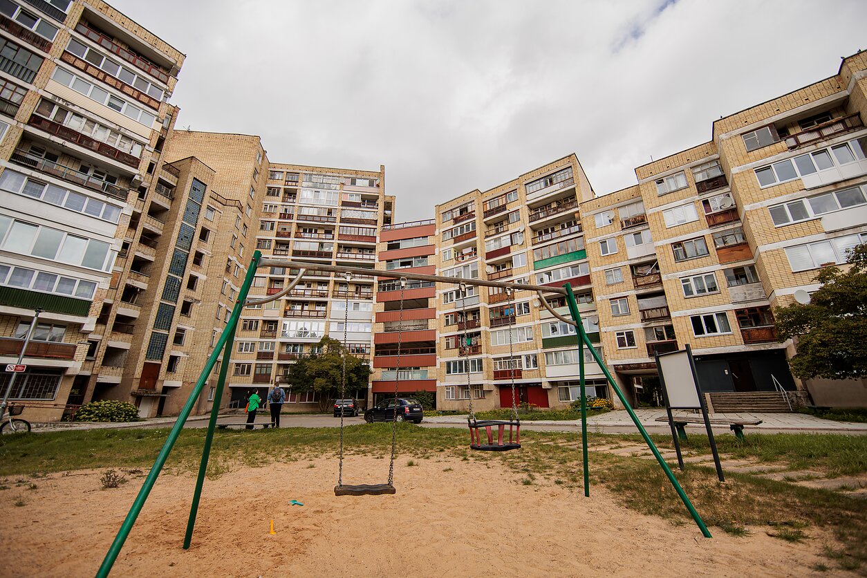 Šį gana keistos formos namą, kurio sekcijas jungia intarpai, gyventojai vadina Skruzdėlynu. Jį statę sovietų kareiviai įsiamžino itin monumentaliai – iš stiklo blokelių sudėjo savo gimtojo miesto pavadinimą Šį gana keistos formos namą, kurio sekcijas jungia intarpai, gyventojai vadina Skruzdėlynu. Jį statę sovietų kareiviai įsiamžino itin monumentaliai – iš stiklo blokelių sudėjo savo gimtojo miesto pavadinimą
