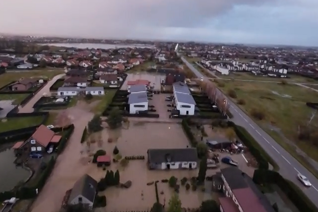 Vakarų Lietuvą vis dar kamuoja potvynis: vanduo skandina gyvenamųjų namų kiemus, gatves