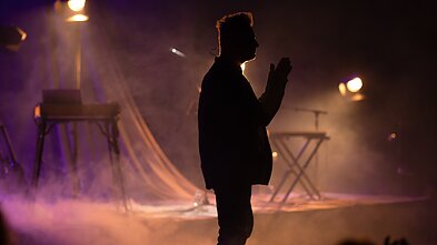 Andrius Mamontovas pradėjo solinį koncertų turą per Lietuvą Andrius Mamontovas pradėjo solinį koncertų turą per Lietuvą