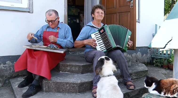 54 metus šlepetes siuvantis Gediminas dirba padedamas žmonos: įsigyti jų gaminių žmonės atvažiuoja iš visos Lietuvos