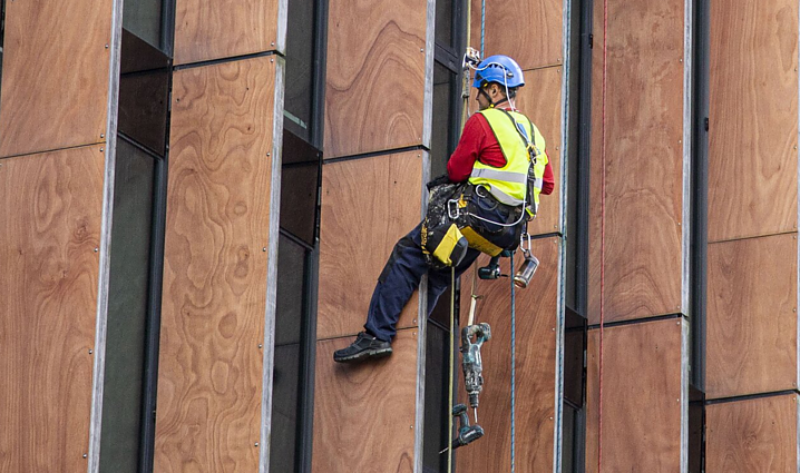 Baudos ne tik individualios veiklos nedeklaruojantiems asmenims, bet ir užsakovams: patikrinti, ar asmuo privačioje teritorijoje dirba legaliai, sudėtinga