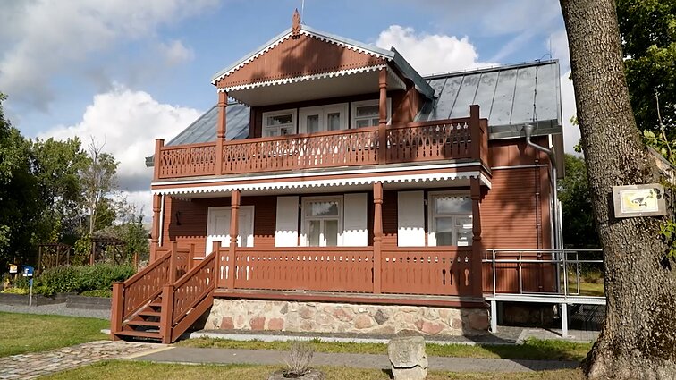 Lazdijų gimnazija ir kunigo, poeto Motiejaus Gustaičio namas