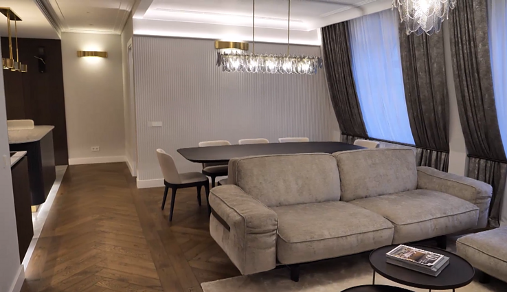 Pagrindinėje miesto gatvėje – prabangus butas: būste vyrauja harmonija tarp istorijos ir modernumo