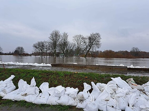 „Visi suprantame, kad tokie atvejai kartosis“: pajūriui pamažu vaduojantis iš potvynio, tarnybos nusiraminti nesiūlo