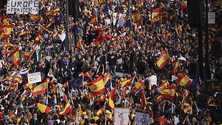 Tūkstantinės minios užplūdo politiškai susiskaldžiusios Ispanijos gatves: protestavo prieš amnestiją katalonų separatistams