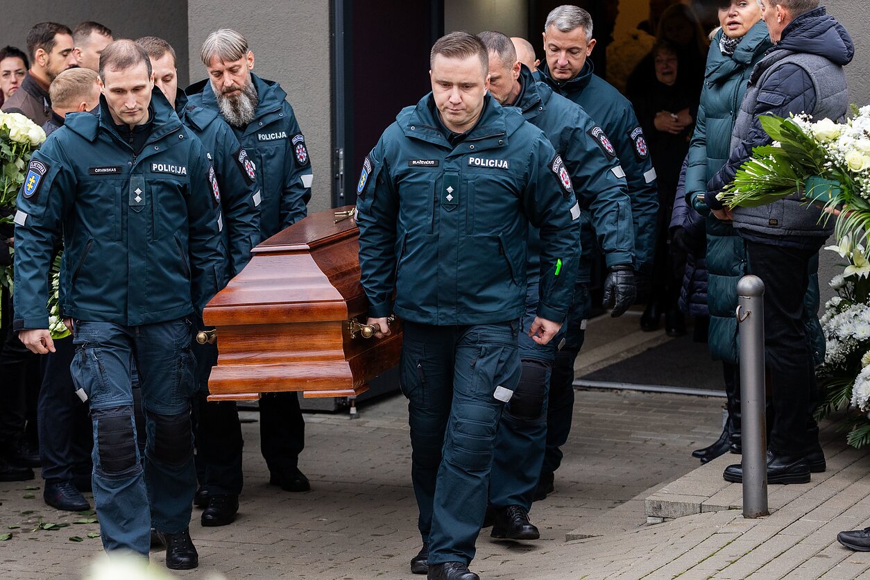 Per avariją žuvusio policijos pareigūno S. Lipskio laidotuvės Per avariją žuvusio policijos pareigūno S. Lipskio laidotuvės
