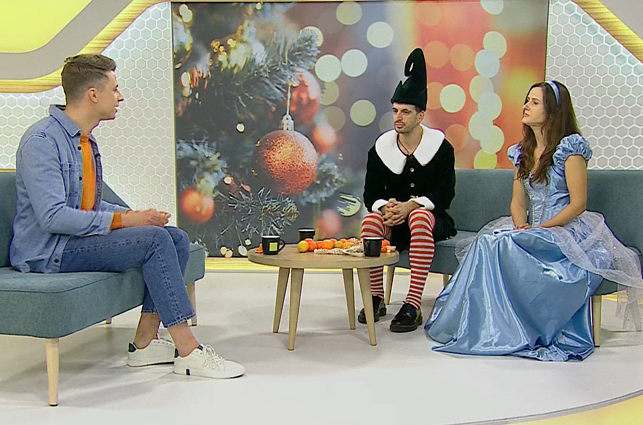 Elfo kostiumu pasipuošęs Justinas Jarutis pristato kartu su seserimi sukurtą šventinę dainą: lauksi ar nelauksi, Kalėdos ištinka