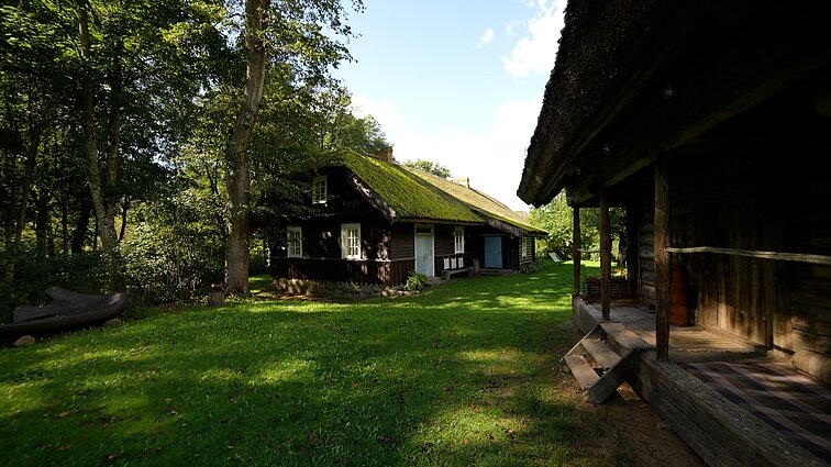 Etnoarchitektūrinis Vaišnoriškės kaimas Utenos rajone – išaugęs iš vieno kiemo