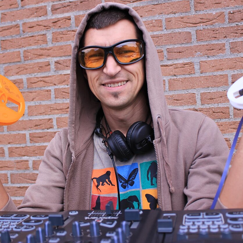 Asm. archyvas, Švelnūs tardymai. Į radijo etery sugrįžęs DJ SAGA.