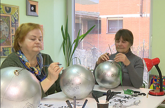 Висагинские женщины создают украшения для новогодней елки