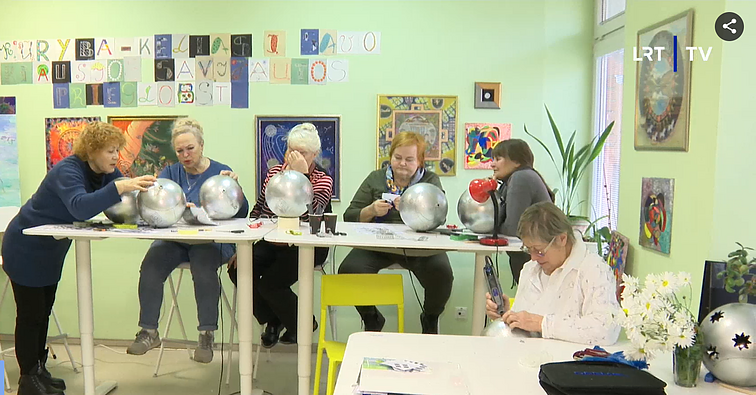 Висагинские женщины создают украшения для новогодней елки