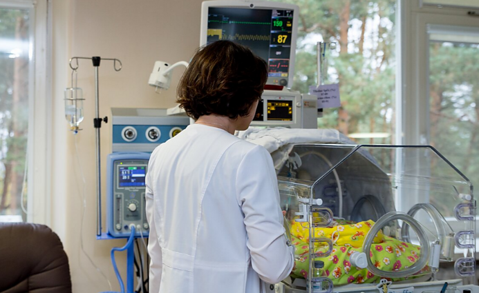 Medikai įtaria, kad, prieš išmetant per langą, 5 mėnesių kūdikis galėjo būti stipriai sumuštas