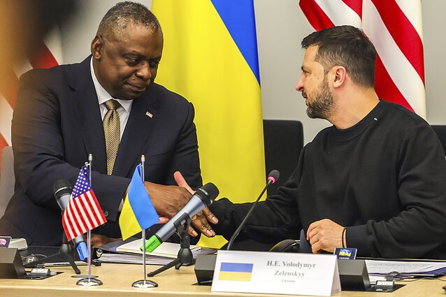 Žinios. Iš anksto neskelbto vizito į Ukrainą atvyko Jungtinių Valstijų gynybos sekretorius Lloydas Austinas