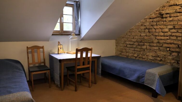 Minimalizmu pasipuošusios patalpos šalia Joanitų vienuolyno: asketiški kambariai – laikini namai ieškantiems dvasinės ramybės