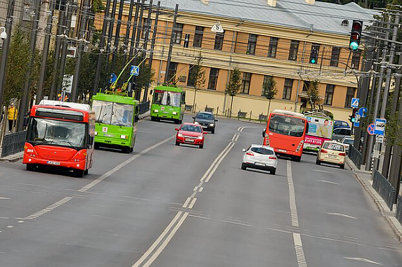 Kaune renginių organizatoriams siūlo galimybę į bilietus įtraukti viešojo transporto kelionę: siekia mažinti spūstis vykstant į populiarius pasirodymus