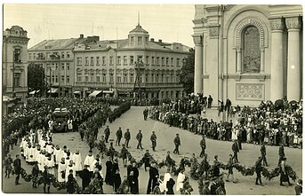 Transatlantinių lakūnų Dariaus ir Girėno laidotuvių procesija Kaune
