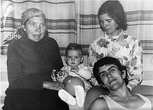 Mažasis Marius su tėveliais ir močiute