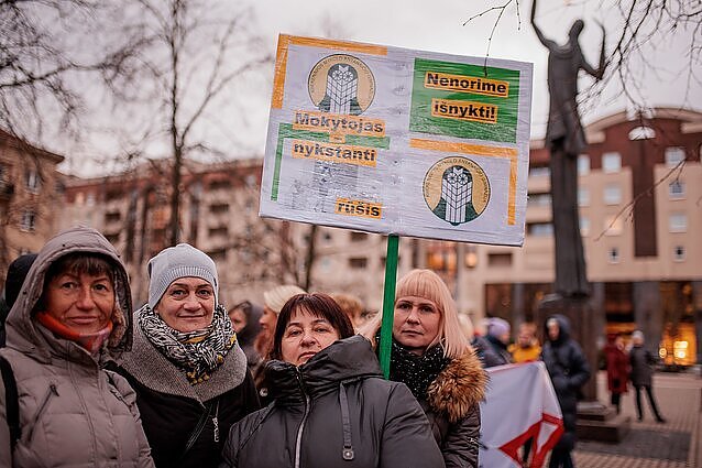 Pedagogai surengė mitingą prie Seimo: streikuojantys mokytojai atskleidė savo atlyginimų dydį
