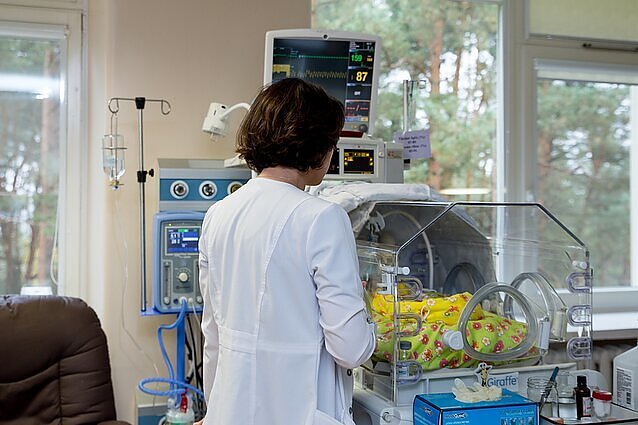 Išsekus gyvybinėms funkcijoms, mirė Klaipėdoje per langą išmestas penkių mėnesių kūdikis