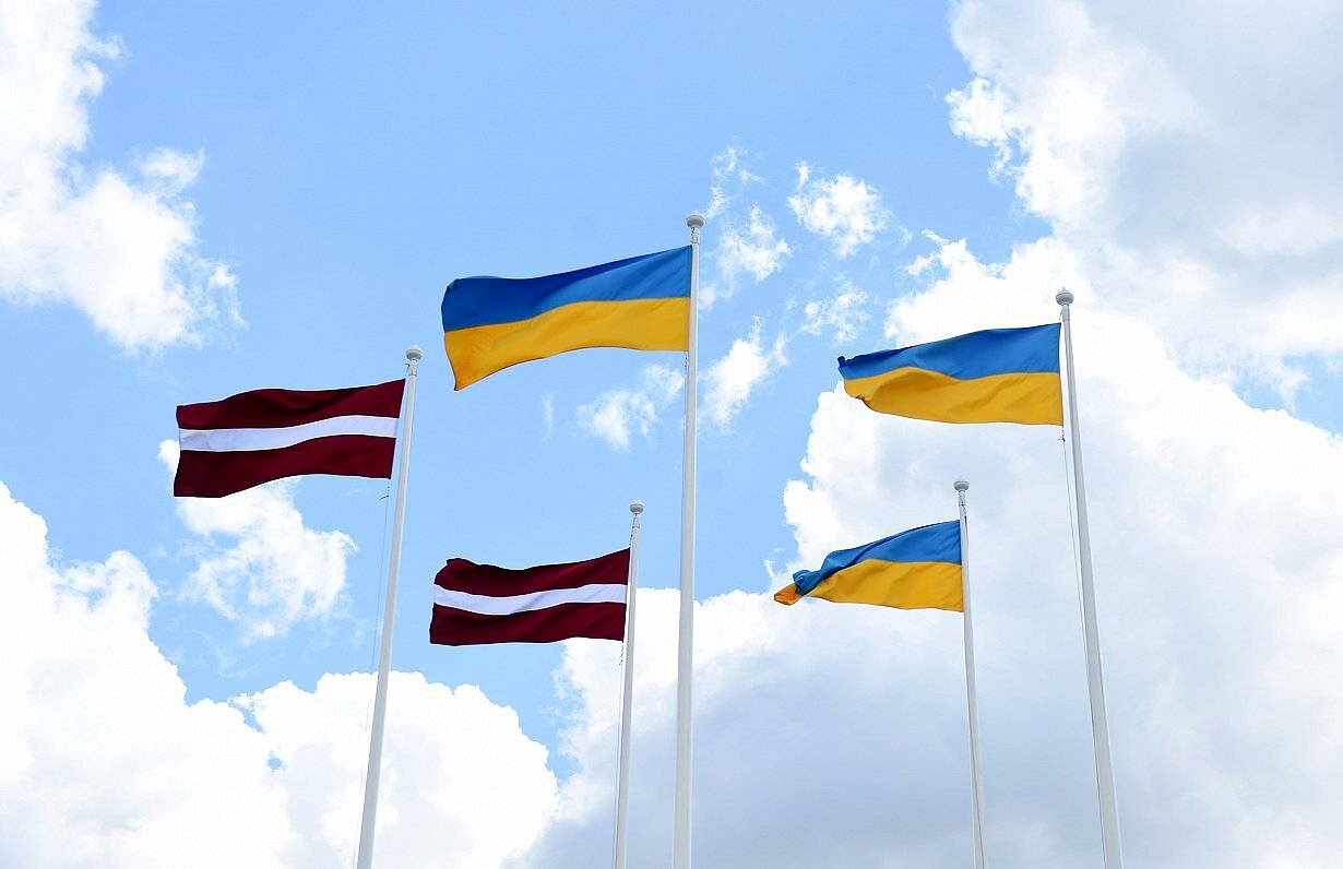 Прапори Латвії і України. Ілюстративно