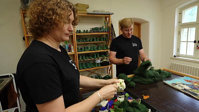 Raubonių malūne senąjį karšyklos-verpyklos amatą atkūrę Gikiai: abejotina, kad kažkas šiais laikais norėtų tuo užsiimti