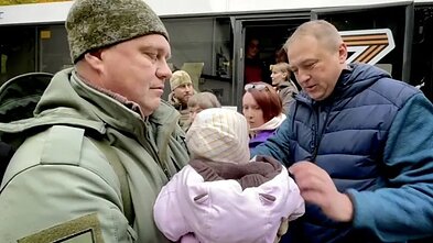 Игорь Кастюкевич (слева) в оккупированном Херсоне организовал вывоз детей в Россию