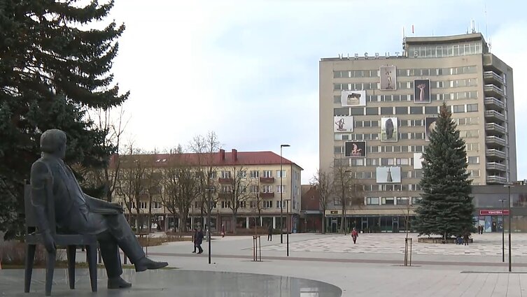 Panevėžiečiai įsitikinę – jų Kalėdų eglė taps gražiausia: gyva eglė dar neįžiebta, bet jau traukia smalsuolius