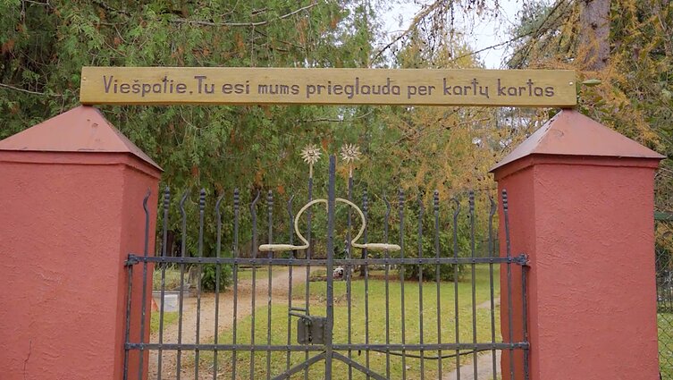 Liuteronai mini Amžinybės dieną. Kelionė po Mažosios Lietuvos etnografines kapines